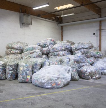 Compattazione di bottiglie di plastica con riduzione fino al 90%